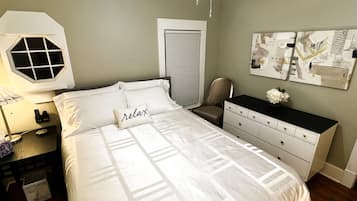 3 bedrooms, desk, iron/ironing board, travel cot