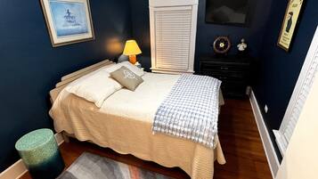 3 dormitorios, escritorio, tabla de planchar con plancha y cuna de viaje