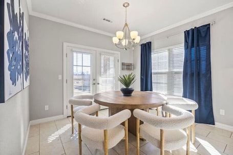Dining. Canal - Modern Home