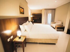 Deluxe Room | Minibar, in-room safe, soundproofing, free WiFi