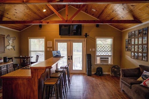 Cozy, Picturesque Houseboat with Great Entertainment Area