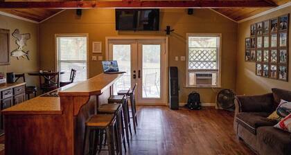 Cozy, Picturesque Houseboat with Great Entertainment Area