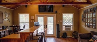 Cozy, Picturesque Houseboat with Great Entertainment Area