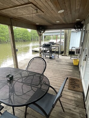 Outdoor dining - Cozy, Picturesque Houseboat with Great Entertainment Area (Venice)