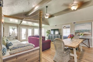 TV - Great for Groups: Oceanfront Surfside Beach Home! (Surfside Beach)