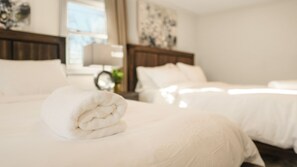2 bedrooms, desk, iron/ironing board, travel crib - The Mod Pad: 15 min from Airport: Free Parking (Valley Stream)