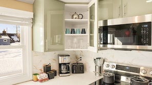 Køleskab, mikrobølgeovn, ovn, kogeplade