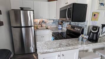 Frigorífico, microondas, horno y placa de cocina