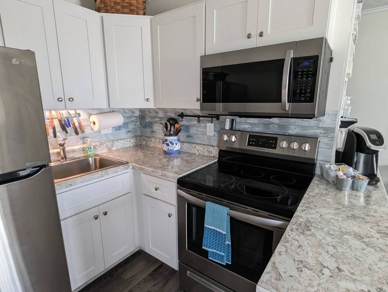 Refrigerador, microondas, horno y parrilla de estufa 