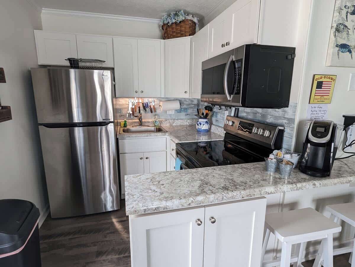 Réfrigérateur, micro-ondes, four, plaque de cuisson