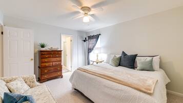 3 bedrooms, desk, iron/ironing board, Internet