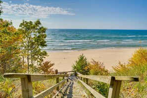 On the beach - Spacious Cottage on Lake Michigan: Stunning Views! (Muskegon)