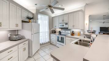 Frigorífico, microondas, horno y placa de cocina