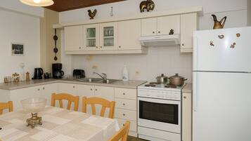 Køleskab, ovn, kogeplade, kaffe-/temaskine