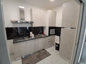 Geladeira, micro-ondas, fogão, cooktop