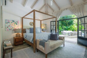 4 bedrooms, desk, WiFi, bed sheets