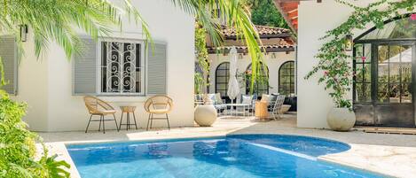 Una piscina al aire libre