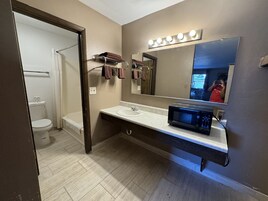 Escritorio, tabla de planchar con plancha, wifi gratis y ropa de cama 