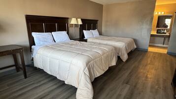 Een bureau, een strijkplank/strijkijzer, gratis wifi, beddengoed