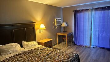 Een bureau, een strijkplank/strijkijzer, gratis wifi, beddengoed