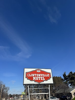 Front of property - Clintonville Motel (Clintonville)