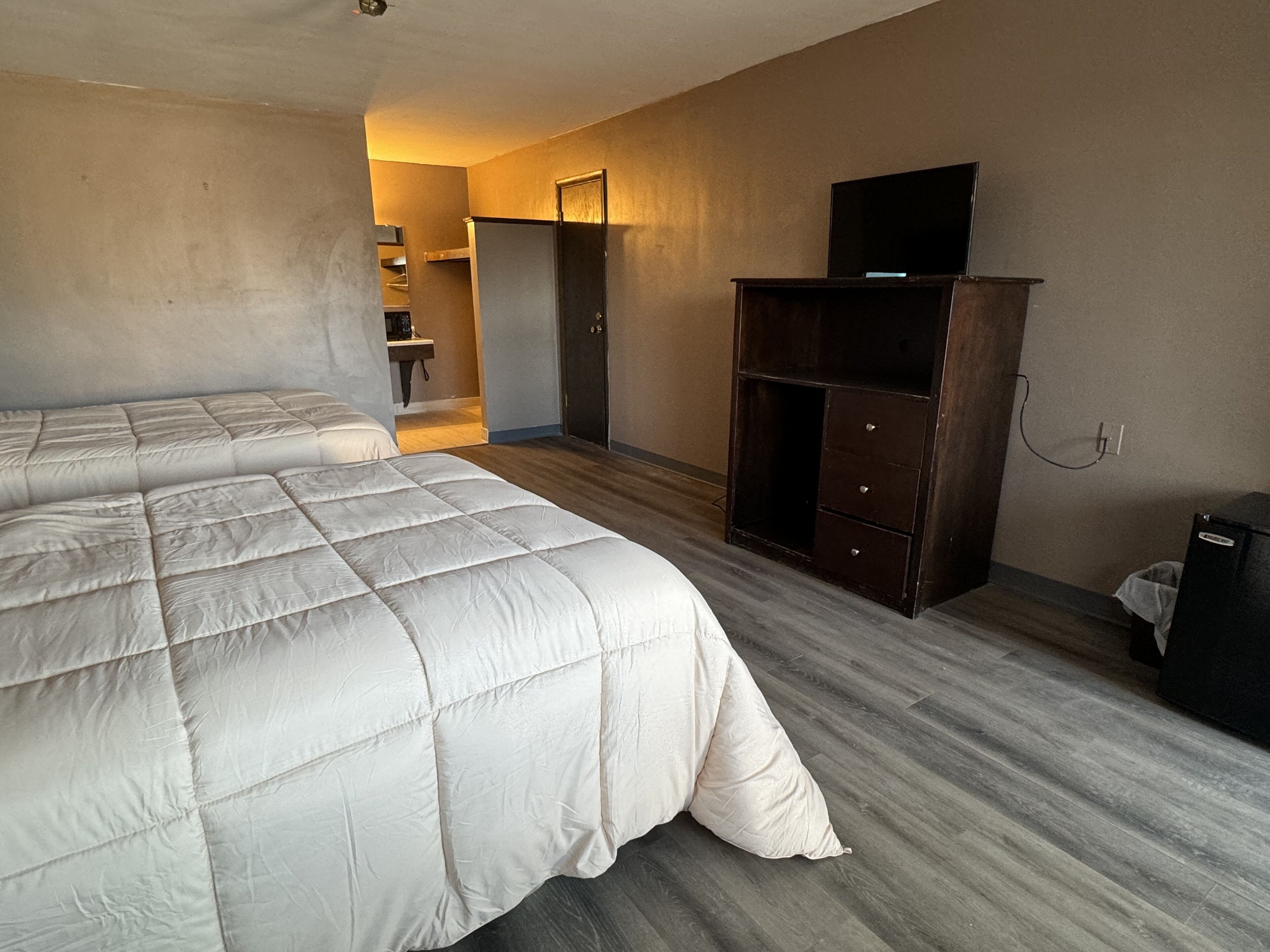 Comfort eenpersoonskamer, 2 queensize bedden, niet-roken | Een bureau, een strijkplank/strijkijzer, gratis wifi, beddengoed