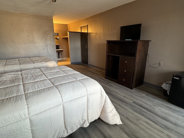 Comfort Single Room, 2 Queen Beds, Non Smoking | Desk, iron/ironing board, free WiFi, bed sheets - Clintonville Motel (Clintonville)