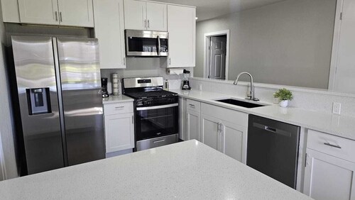 ENTIRE 1-STORY HOME | 4BR / 3BA | Near Downtown & Airport | WFH Read