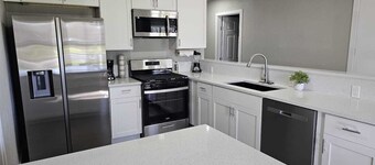 ENTIRE 1-STORY HOME | 4BR / 3BA | Near Downtown & Airport | WFH Read
