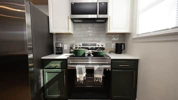 Wasserkocher mit Kaffee-/Teezubehör, Kühlschrank, Mikrowelle, Ofen