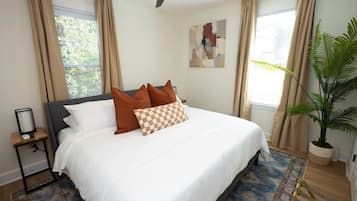 Escritorio, tabla de planchar con plancha, wifi gratis y ropa de cama