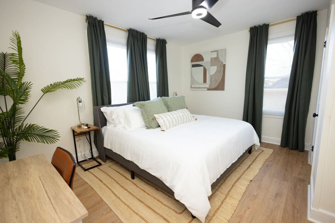 Een bureau, een strijkplank/strijkijzer, gratis wifi, beddengoed