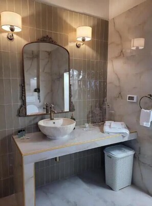 Douche, sèche-cheveux, serviettes fournies, savon