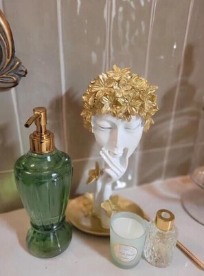 Douche, séchoir à cheveux, serviettes fournies, savon