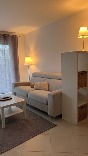 TV, books - Chez Rémi&emma Studio Rénové+terrasse+parking Très Calme et Accessible (Nice)