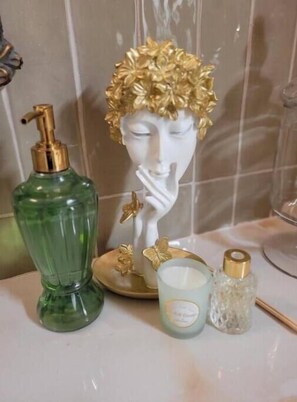 Shower, hair dryer, bidet, towels