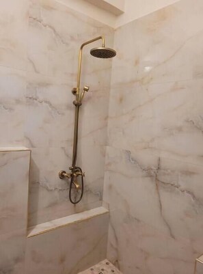 Shower, free toiletries, hair dryer, bathrobes - City Center Suites 2 (Karpathos)