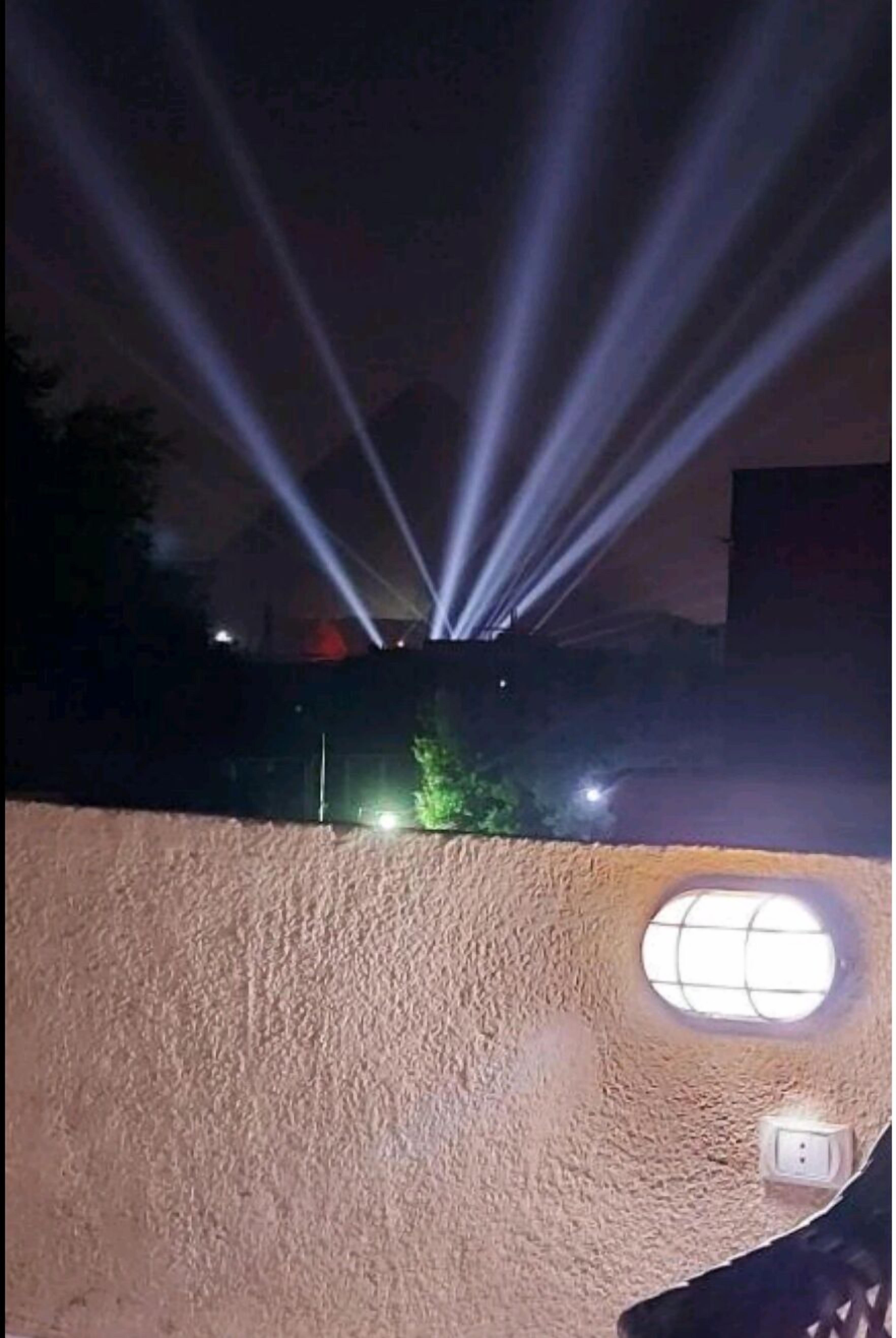 Un bâtiment doté d’un mur extérieur à la texture particulière et d’une petite fenêtre.