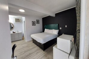 Desk, iron/ironing board, free WiFi, bed sheets - Village Motel By OYO Clinton (Clinton)