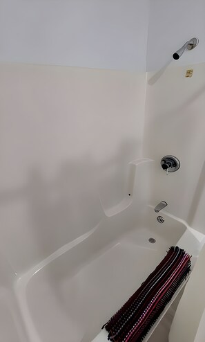 Room, 1 Queen Bed | Bathroom | Free toiletries, towels