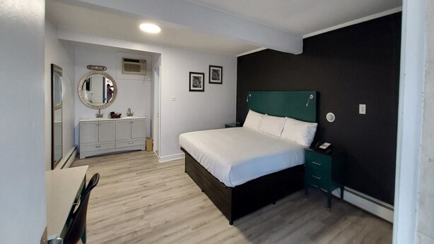 Room, 1 King Bed, Non Smoking - Village Motel By OYO Clinton (Clinton)