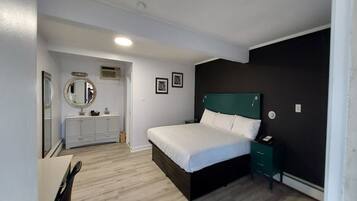 Room, 1 King Bed, Non Smoking | Desk, iron/ironing board, free WiFi, bed sheets