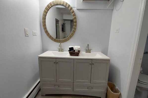 Room, 1 King Bed, Non Smoking | Bathroom | Free toiletries, towels