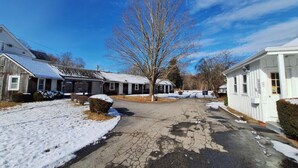 Property entrance - Village Motel By OYO Clinton (Clinton)