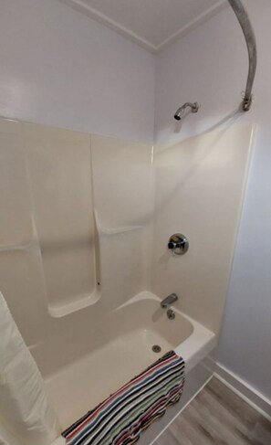 Zimmer, 1 King-Bett, Nichtraucher | Badezimmer | Kostenlose Toilettenartikel, Handtücher