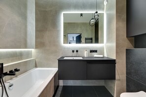 Shower, rainfall showerhead, hair dryer, towels - Warzywnicza - Motlava View (Gdansk)