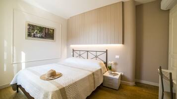 2 camere, una scrivania, ferro/asse da stiro, culla da viaggio