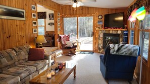 Televisio, takka, DVD-soitin, stereot