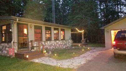 Cozy cabin outside of Land 'O Lakes -on snowmobile/UTV trail near Cisco Chain