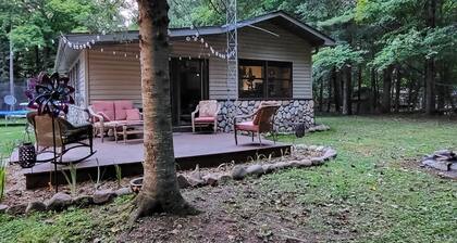 Cozy cabin outside of Land 'O Lakes -on snowmobile/UTV trail near Cisco Chain